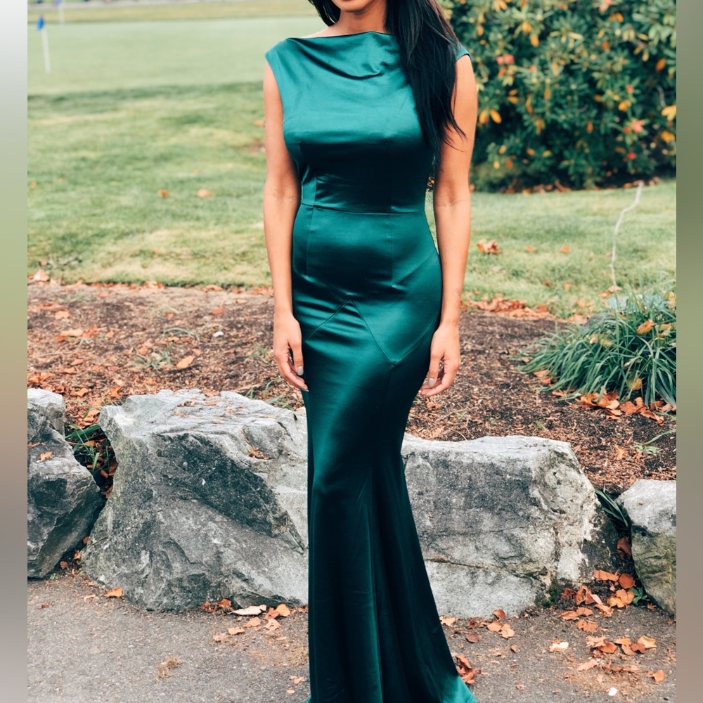 Chic Off-Shoulder Emerald Maxi Dress